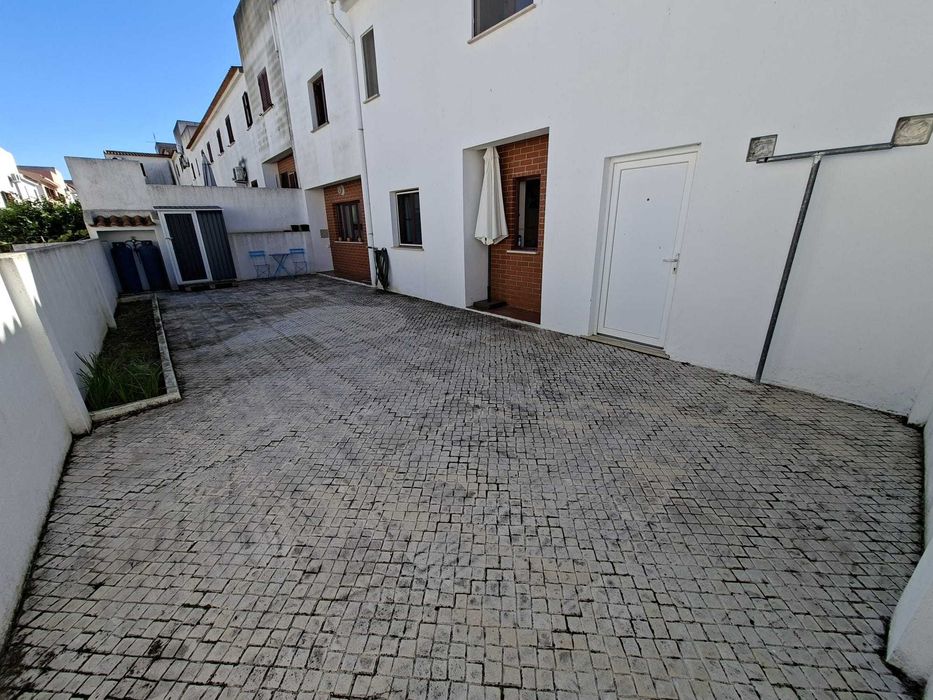 Vende-se moradia T4 com quintal e garagem