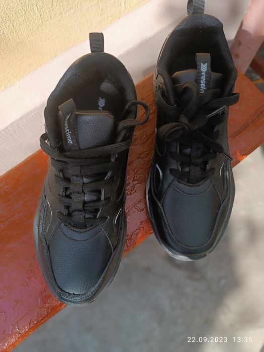 Кроссовки кожаные. Новые 38 р.