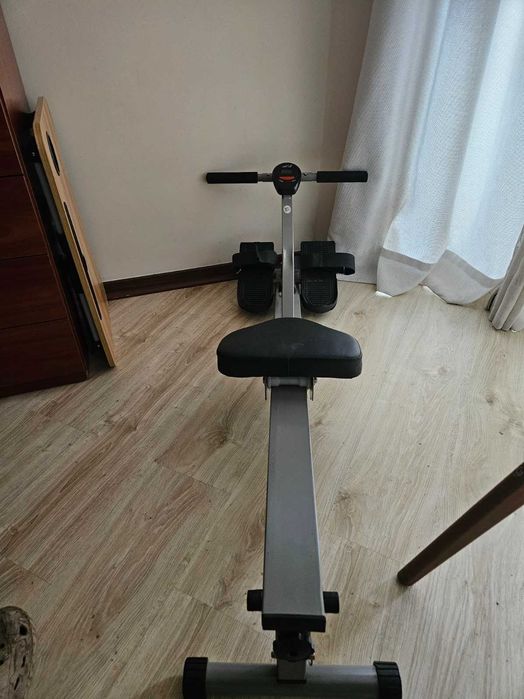 Máquina de remo, ideal para treino cardiovascular em casa.