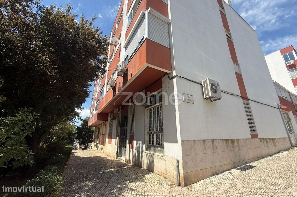 Armazém com 600 m² – 2 Pisos, Escritórios e Excelentes Acessos