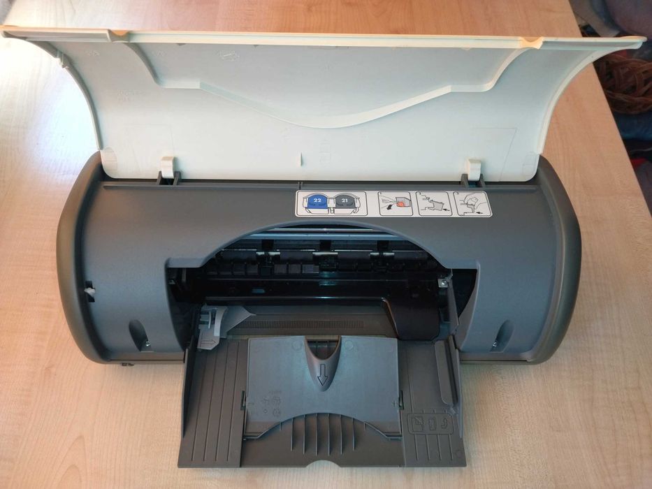 Принтер HP DeskJet D1560  компактний.
