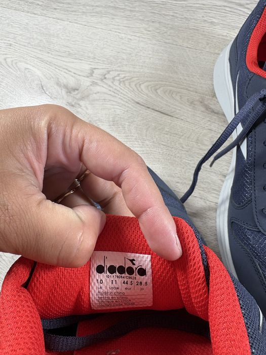 Diadora чоловічі кросівки 44.5 розмір