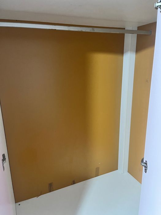Armário de canto com bastante espaço