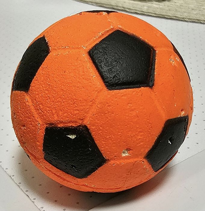 Twarda piłeczka dla pieska lub kotka, 4cm