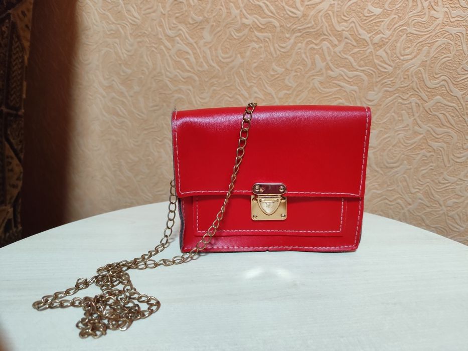 Червона жіноча сумочка