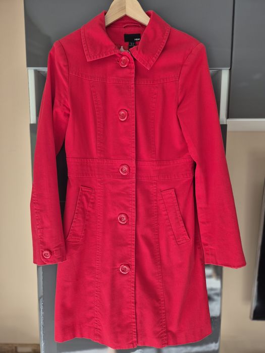 Klasyczny czerwony płaszcz z kołnierzem H&M 38
