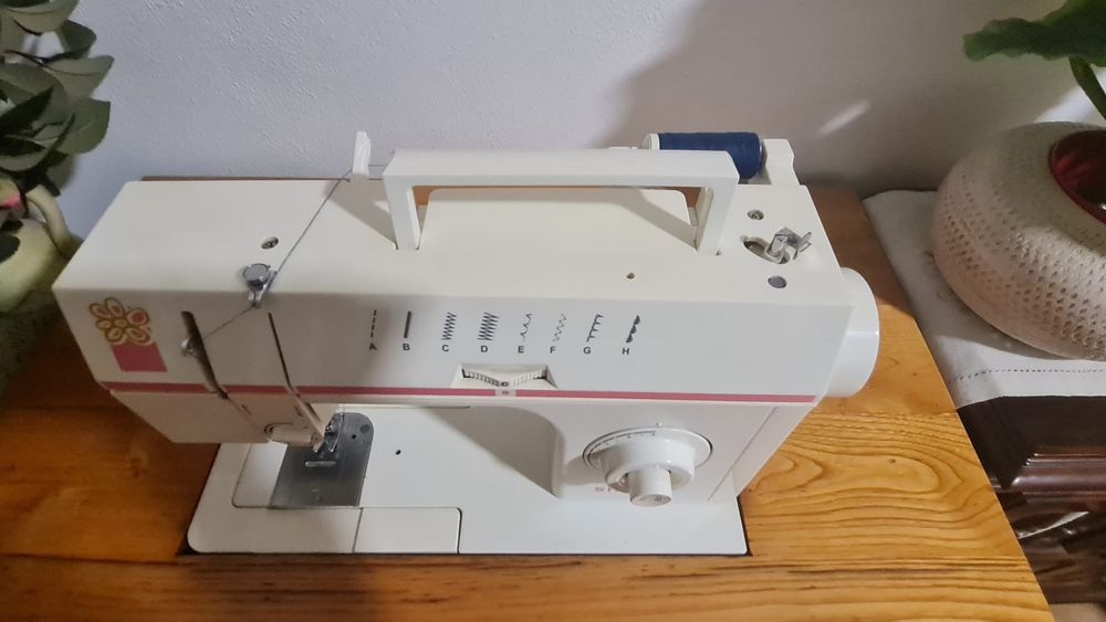 Máquina de Costura Singer com Móvel de Madeira