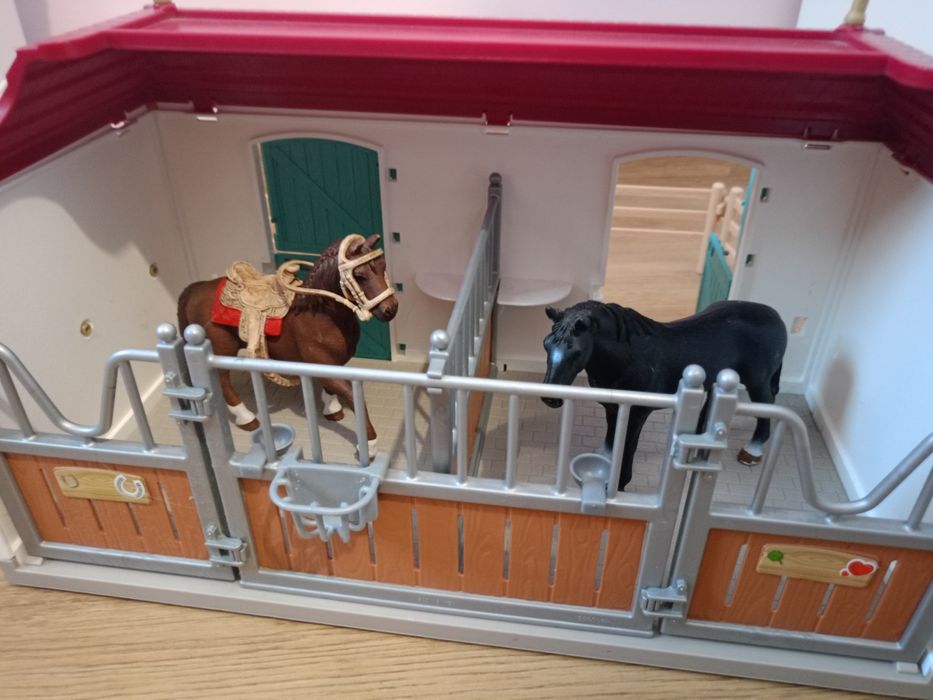 Schleich Dom ze stajnią zestaw