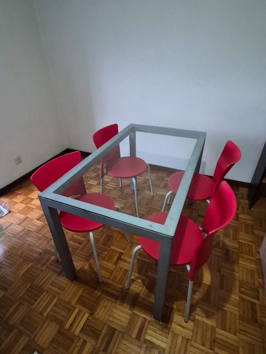 Mesa 4 lugares e mesa de apoio vidro e aço