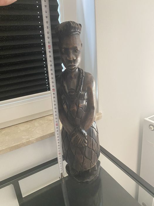Figurka z ciemnego drewna