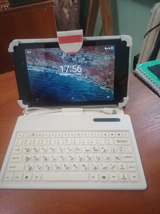 Планшет NEXUS 7 з чохлом клавіатурою .