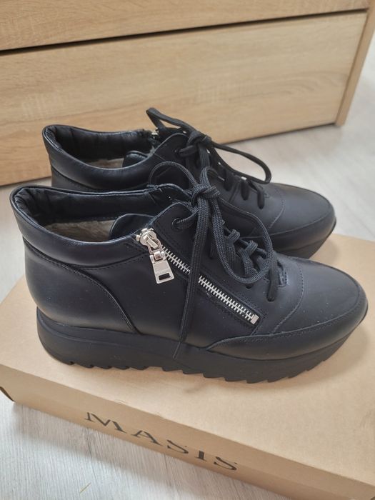 Нові зимові шкіряні кросівки Masis  40 р.