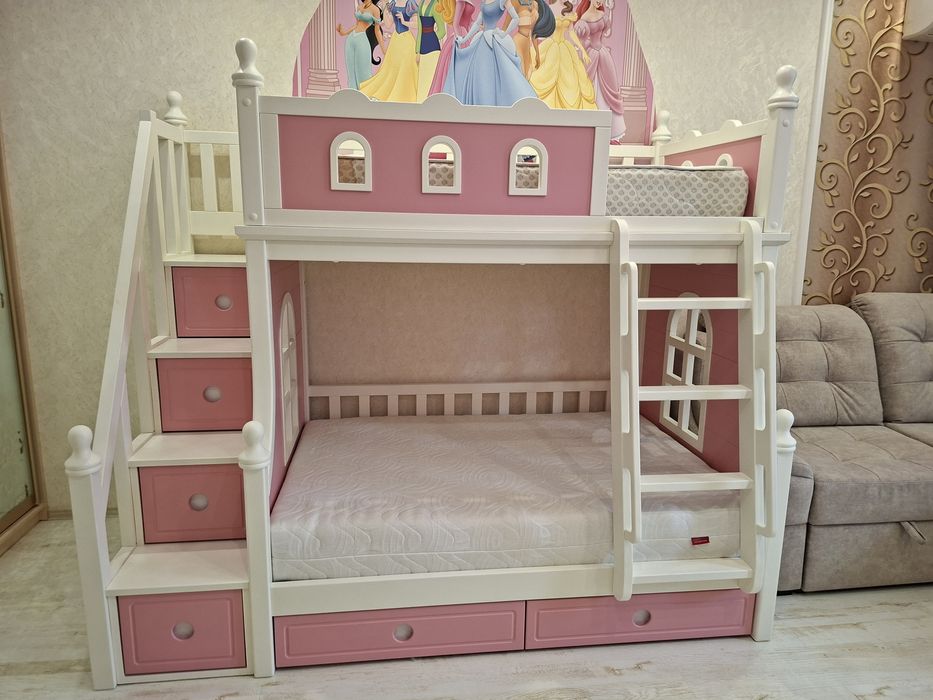 Двоповерхове ліжко замок.