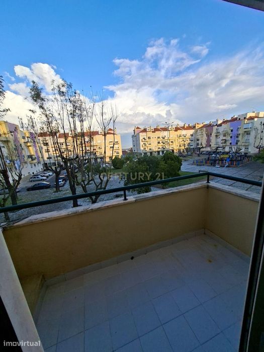 **Quarto com varanda para arrendar**