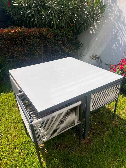 Conjunto de mesa e cadeiras exterior