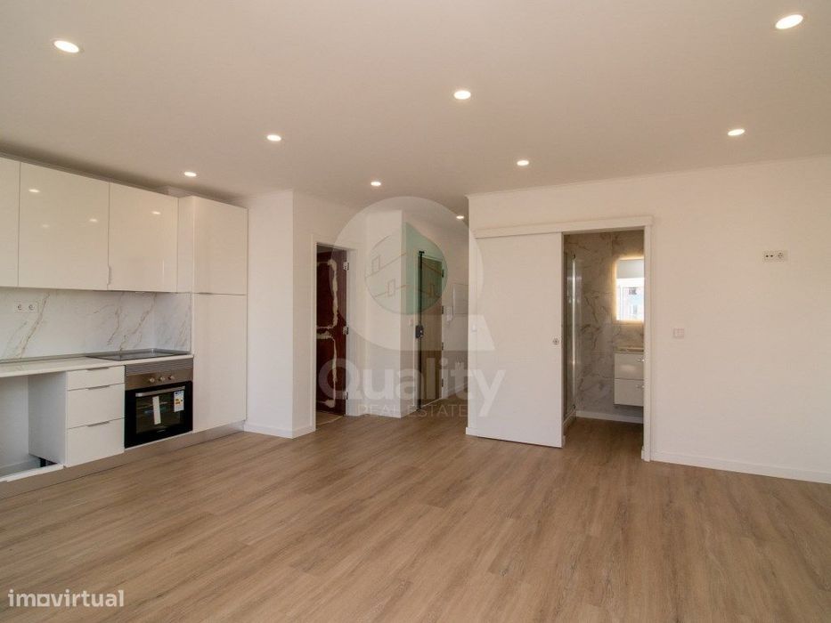 Apartamento T3 Totalmente Renovado - Rua principal da Avenida do Bo...