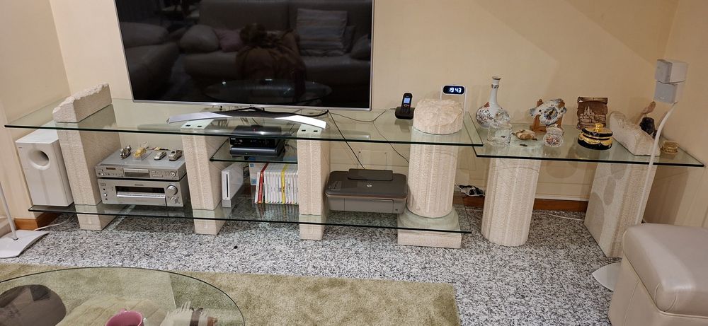 Móvel TV em pedra e vidro.