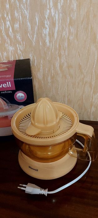 Соковитискач для цитрусів Maxwell