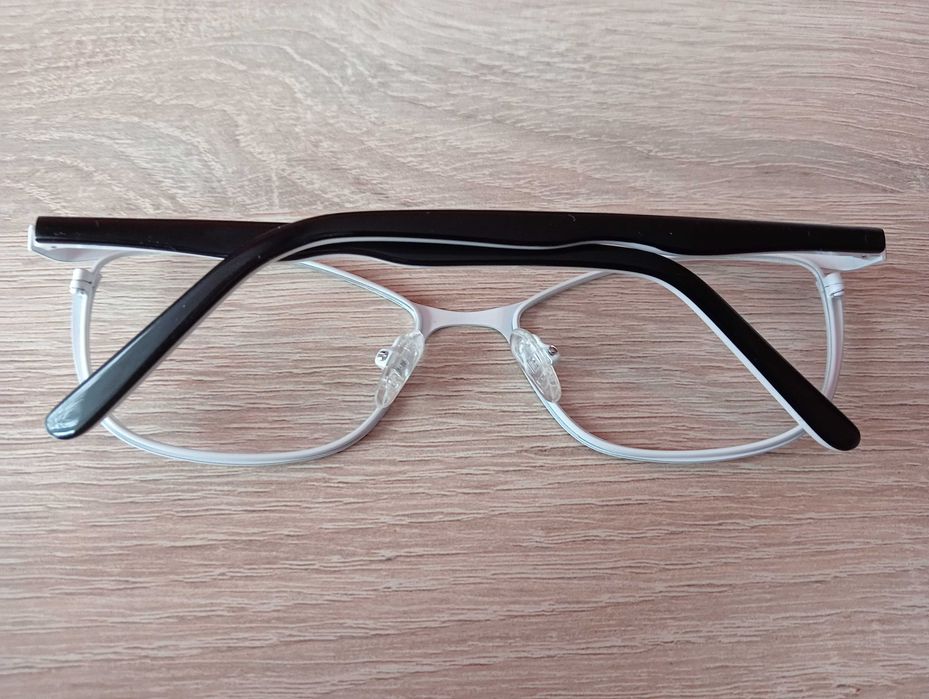 Oprawki do okularów korekcyjnych, czarno-białe