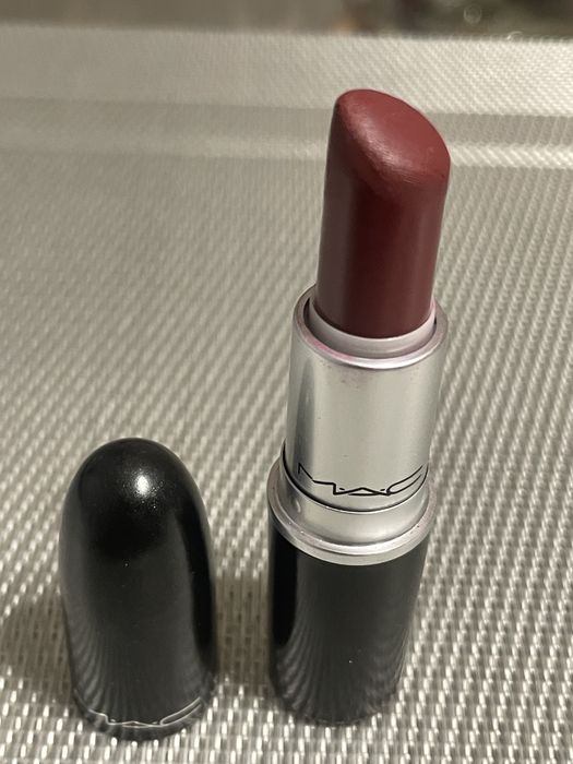 Помада mac матовая темная