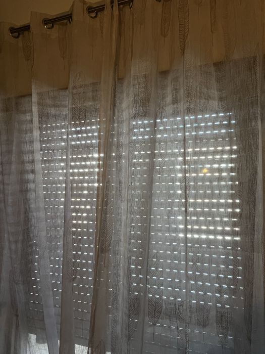 Cortinados com detalhes de penas