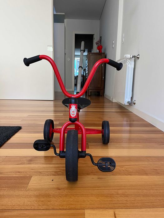 Triciclo Winther com pedais vermelho (2 - 5 anos)