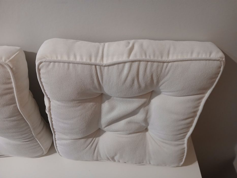 Almofadas brancas em bombazine