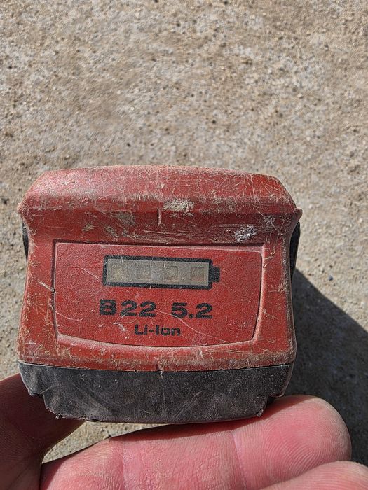 Hilti b22 5.2  nieładuje mruga kontrolka 2szt