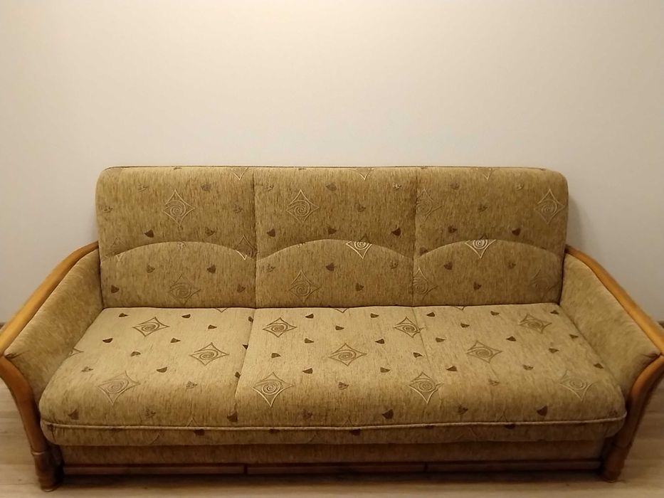 Wersalka z pomysłowym systemem otwierania