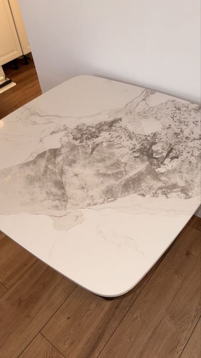 Sprzedam piękny stół w stanie idyalnym.