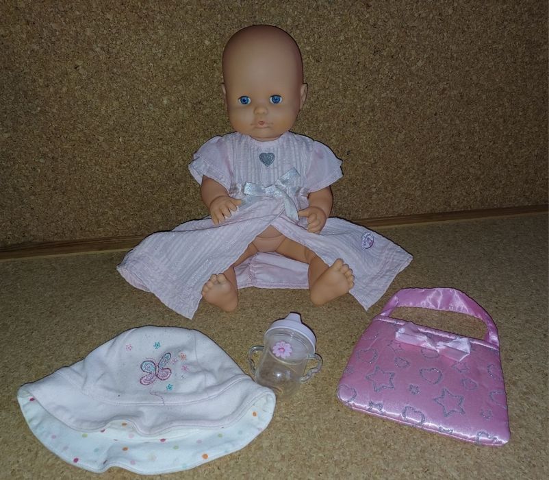Boneca com roupas e acessórios