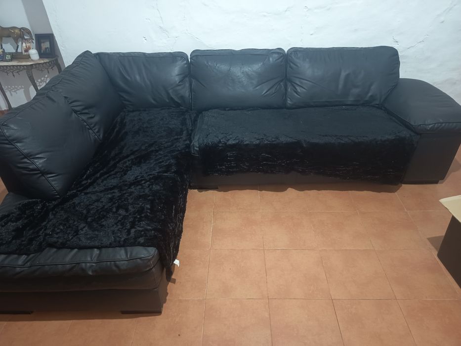 Sofá chess long preto em pele