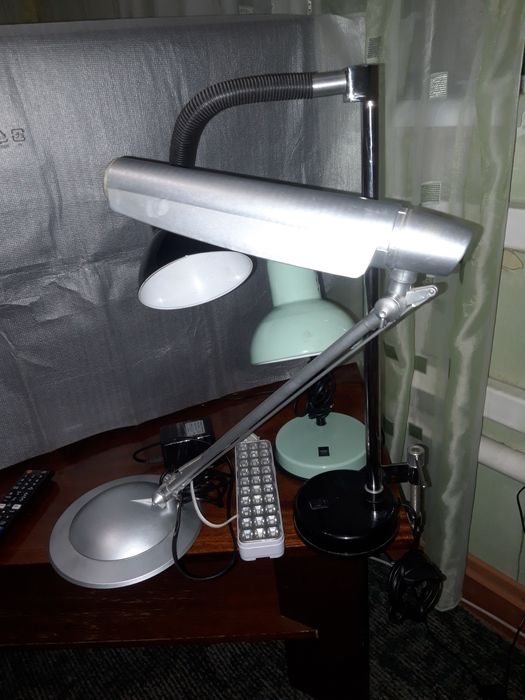 Настільний світильник б/в, для манікюру на струбцині н/ж.