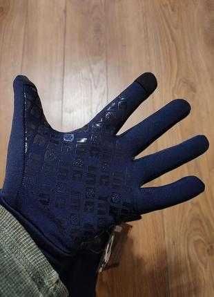 Сенсорные функциональные перчатки с защитой от непогоды.
INOC