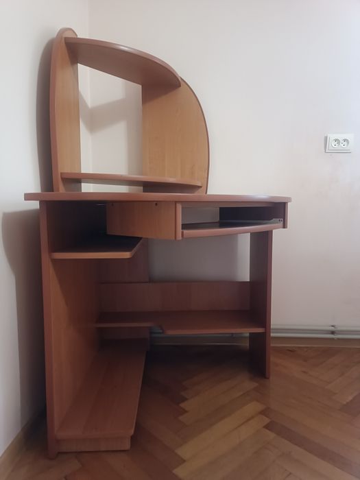 Кутовий комп'ютерний стіл з надбудовою та полицями.