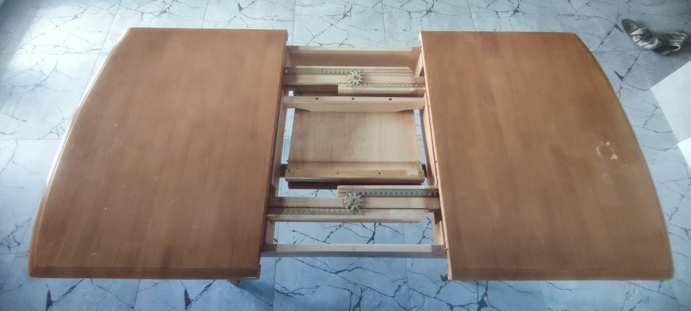 Продам б/у стол деревянный, раздвижной, натуральное дерево,дуб.