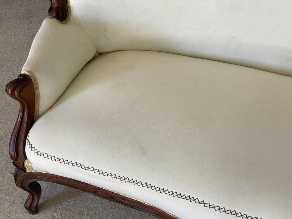 Elegancka sofa ludwikowska, rzeźbiona rama, klasyczna forma