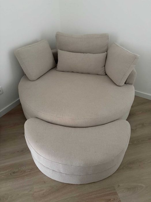 Vendo Sofá de leitura com design contemporâneo, extremamente confortável e elegante. Ideal para criar um canto de leitura ou relaxamento.