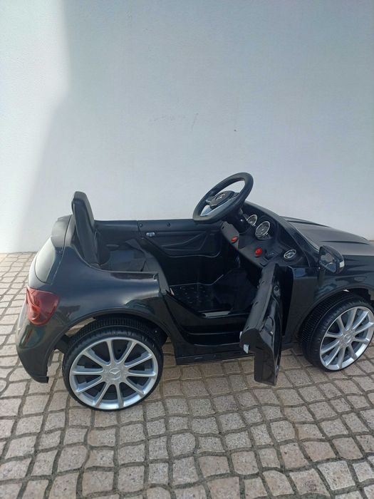 Carro Mercedes eléctrico criança