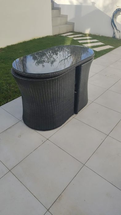 Conjunto de exterior mesa oval e 2 cadeiras (sem vidro) que encaixam