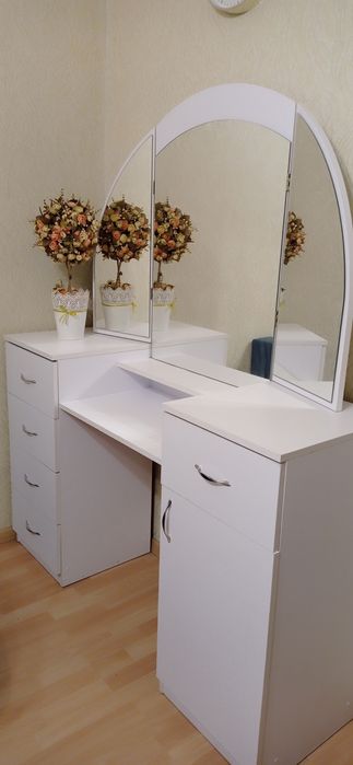 Трюмо для спальні в гарному стані