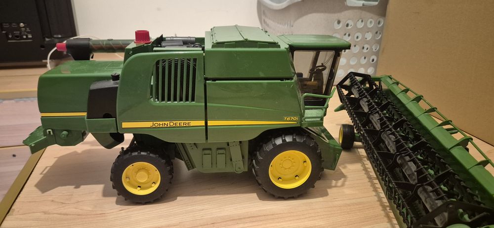 Bruder kombajn zbożowy John deer