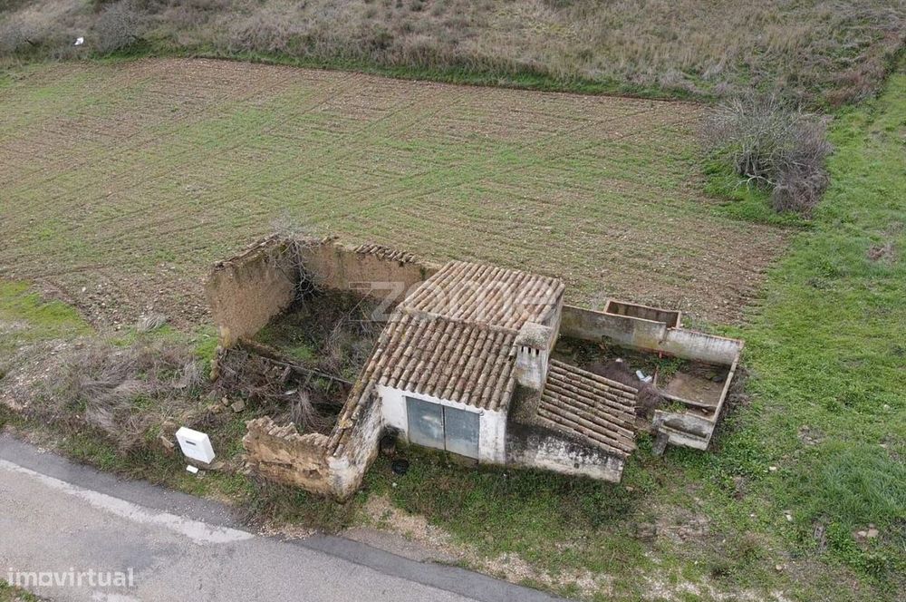 Moradia isolada com 73 m² para recuperar, inserida em lote de 6.640...