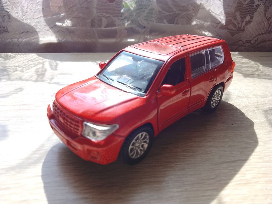 Іграшкова машинка toyota land cruiser prado