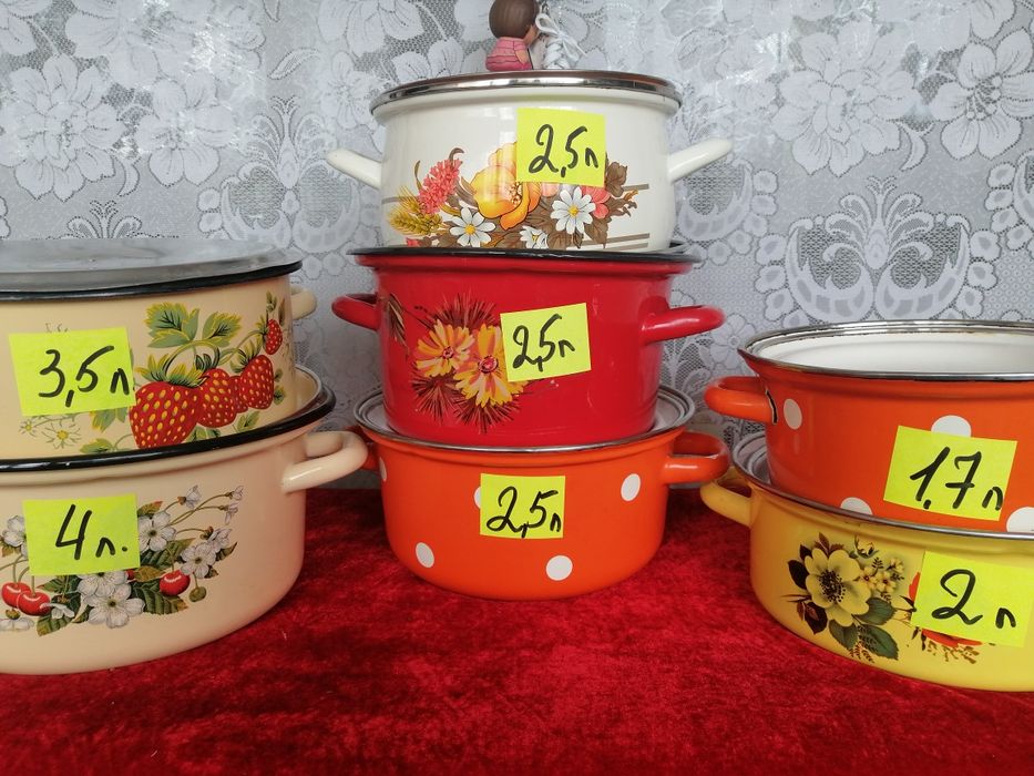 Залишки каструль емальованих, чавунних, різні кришки.