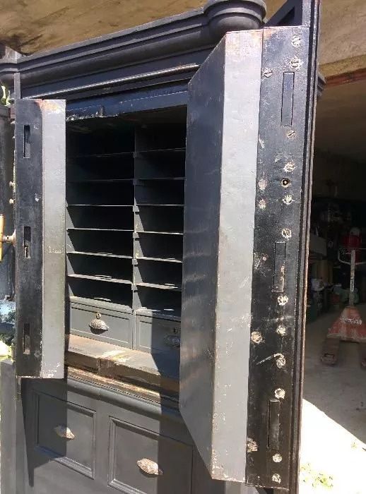 Cofre grande e antigo com porta dupla