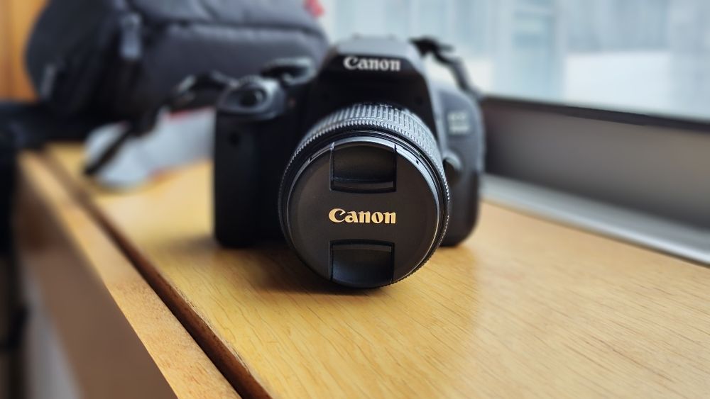 Máquina fotográfica CANON 700D + Tripé