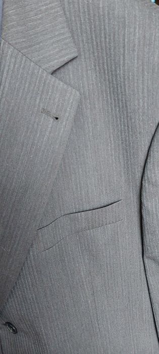 Lekki, elegancki męski garnitur