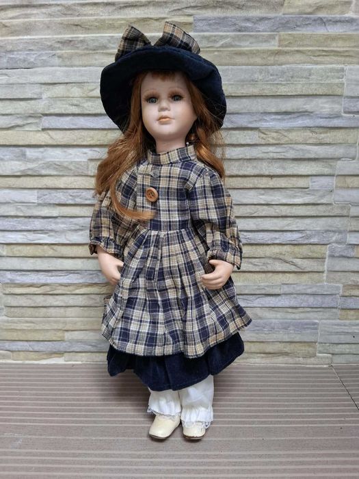 Vende-se Conjunto Seis Bonecas Porcelana