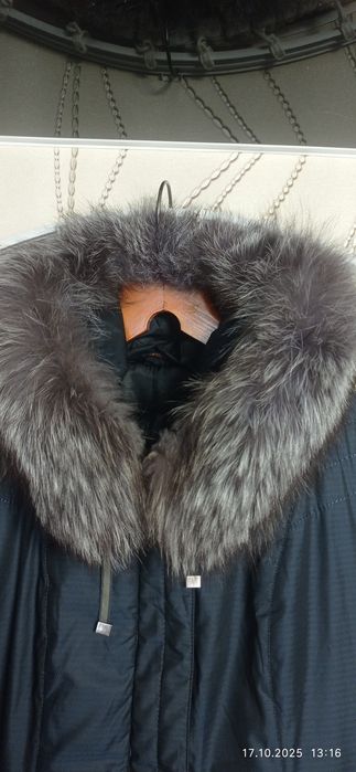 Зимове пальто на верблюжій шерсті з натуральним хутром чорнобурки